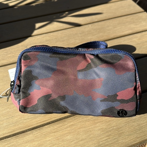 NWT Lululemon Everywhere Belt Bag 1L, camouflage - Picture 2 of 4
